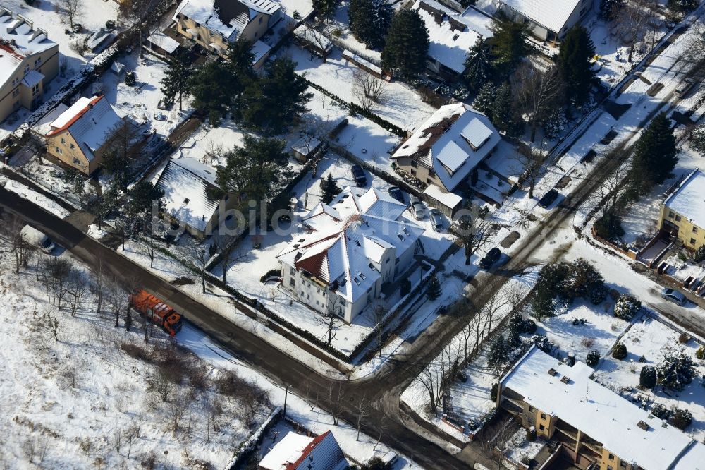 Berlin aus der Vogelperspektive: Winterlich mit Schnee bedecktes Mehrfamilien - Wohnhaus im Bezirk Marzahn-Hellersdorf in Berlin