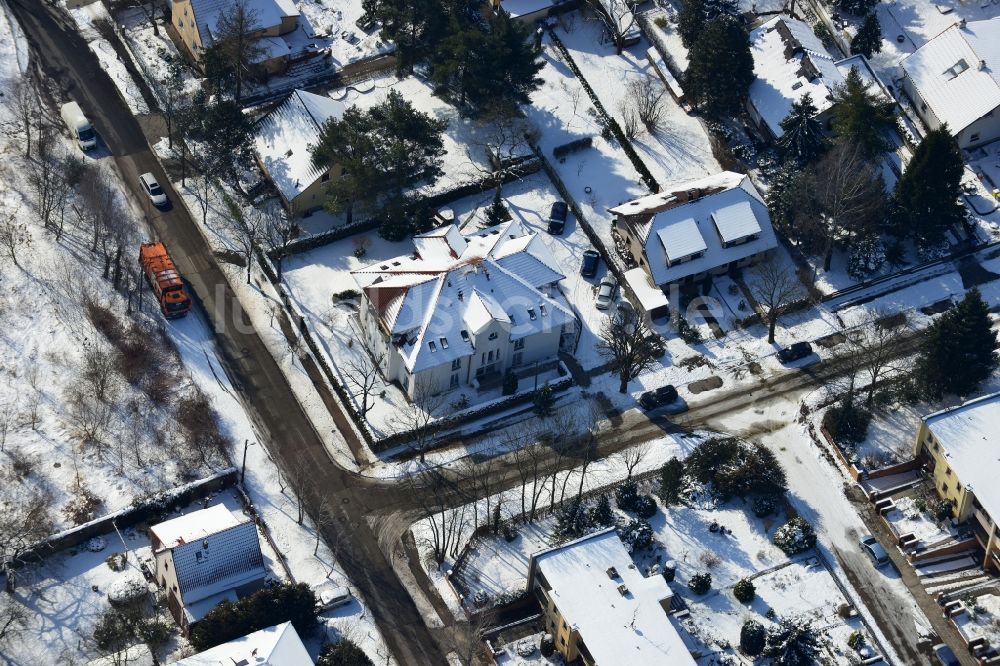 Luftbild Berlin - Winterlich mit Schnee bedecktes Mehrfamilien - Wohnhaus im Bezirk Marzahn-Hellersdorf in Berlin