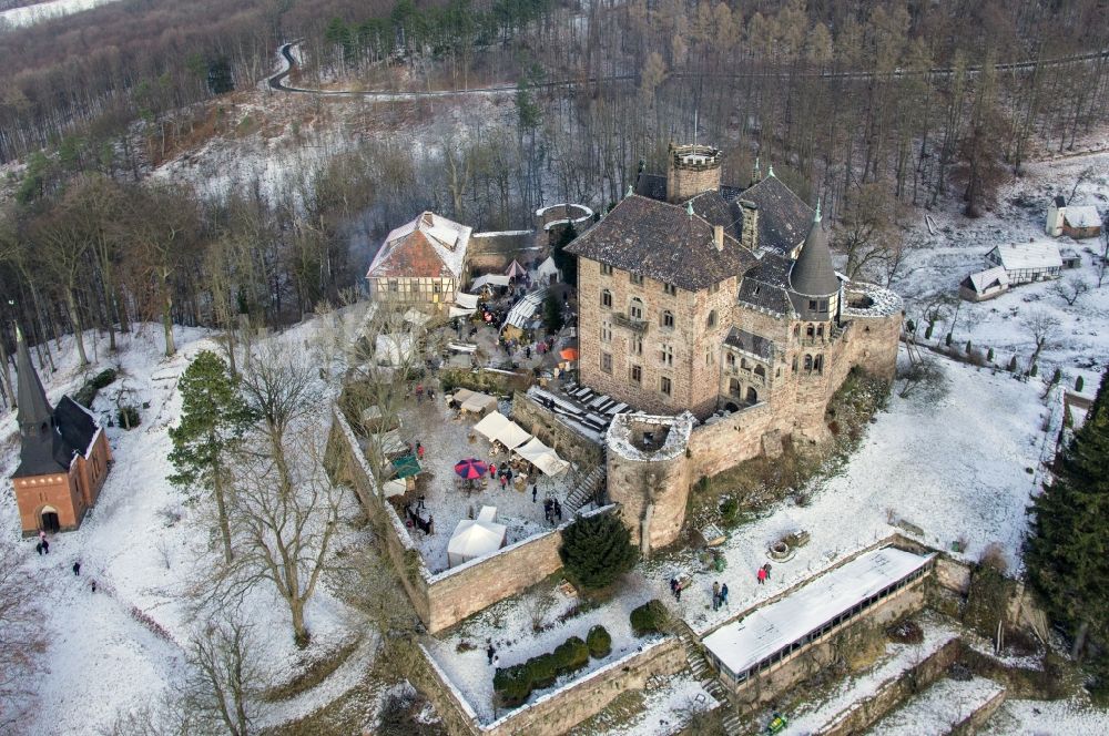 Witzenhausen aus der Vogelperspektive: Winterlich mit Schnee bedecktes Schloss Berlepsch bei Witzenhausen in Hessen