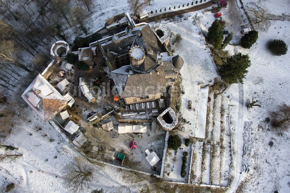 Luftaufnahme Witzenhausen - Winterlich mit Schnee bedecktes Schloss Berlepsch bei Witzenhausen in Hessen