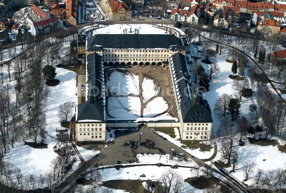 Gotha von oben - Winterlich mit Schnee bedecktes Schloss Friedenstein in Gotha im Bundesland Thüringen