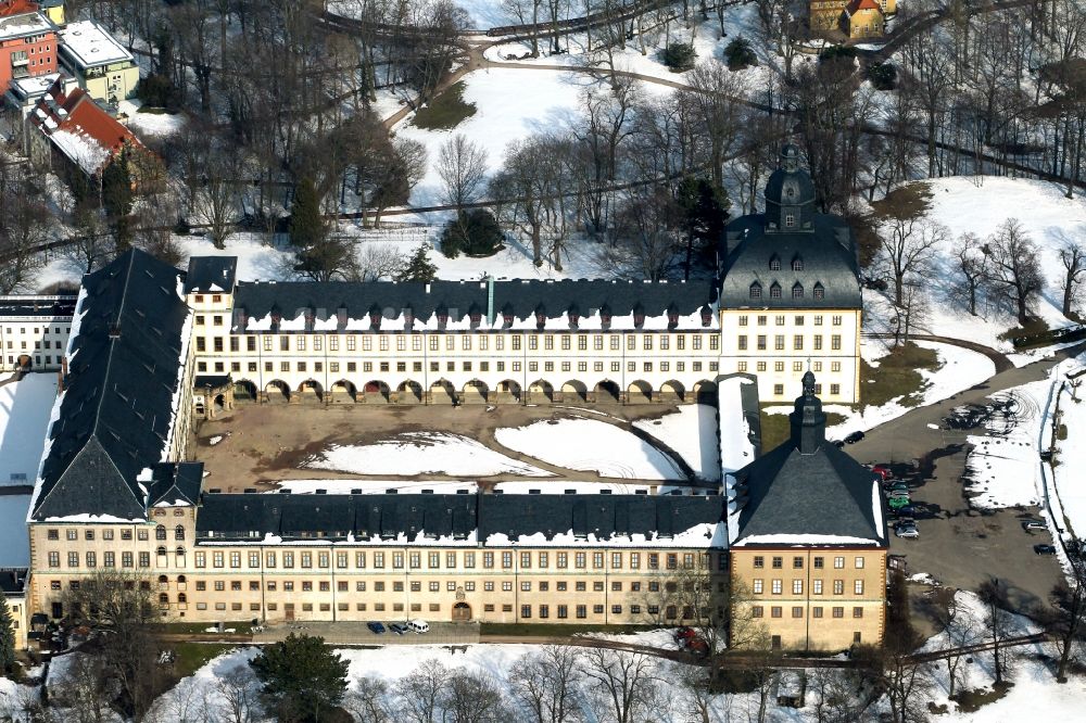 Gotha aus der Vogelperspektive: Winterlich mit Schnee bedecktes Schloss Friedenstein in Gotha im Bundesland Thüringen