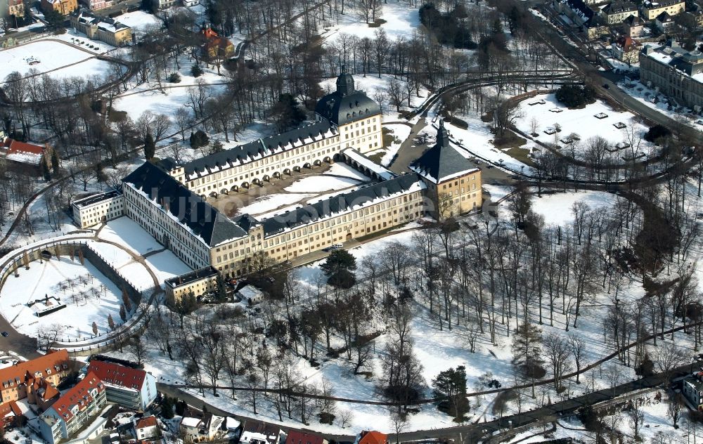 Luftbild Gotha - Winterlich mit Schnee bedecktes Schloss Friedenstein in Gotha im Bundesland Thüringen