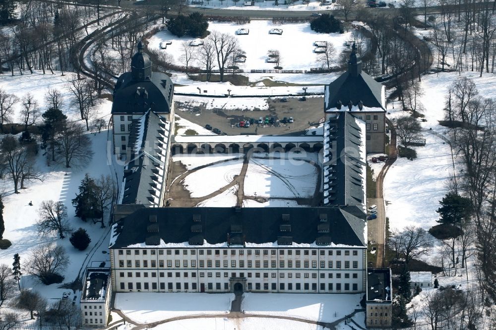 Luftaufnahme Gotha - Winterlich mit Schnee bedecktes Schloss Friedenstein in Gotha im Bundesland Thüringen