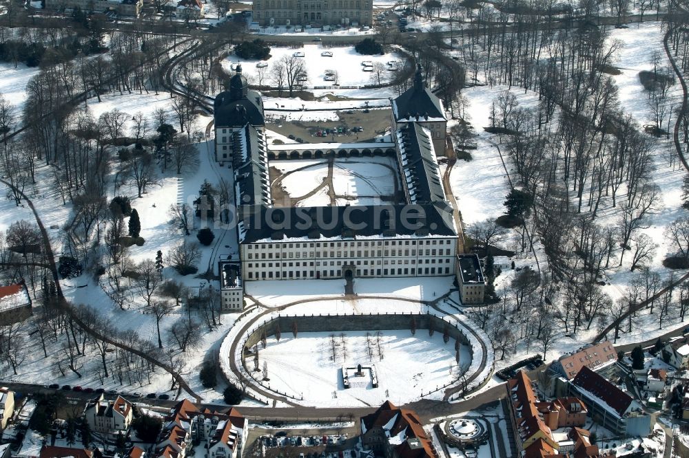 Gotha von oben - Winterlich mit Schnee bedecktes Schloss Friedenstein in Gotha im Bundesland Thüringen