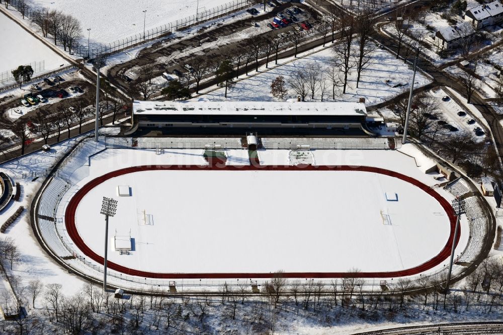 Berlin von oben - Winterlich mit Schnee bedecktes Stadion Mommsenstadion an der Waldschulallee / Harbigstraße in Berlin - Charlottenburg