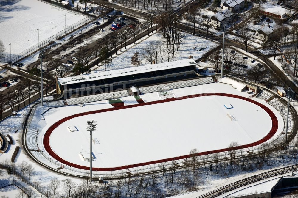 Berlin aus der Vogelperspektive: Winterlich mit Schnee bedecktes Stadion Mommsenstadion an der Waldschulallee / Harbigstraße in Berlin - Charlottenburg