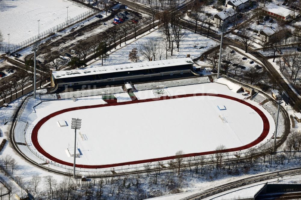 Luftbild Berlin - Winterlich mit Schnee bedecktes Stadion Mommsenstadion an der Waldschulallee / Harbigstraße in Berlin - Charlottenburg