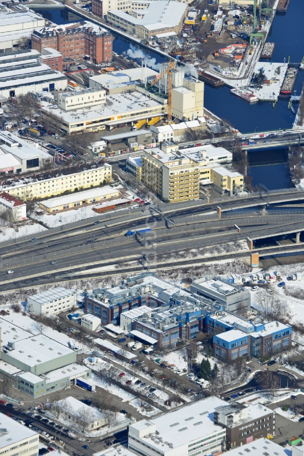 Berlin Neukölln von oben - Winterlich mit Schnee bedecktes Werksgelände der BIOTRONIK SE & Co. KG an der Woermannkehre in Berlin Neukölln