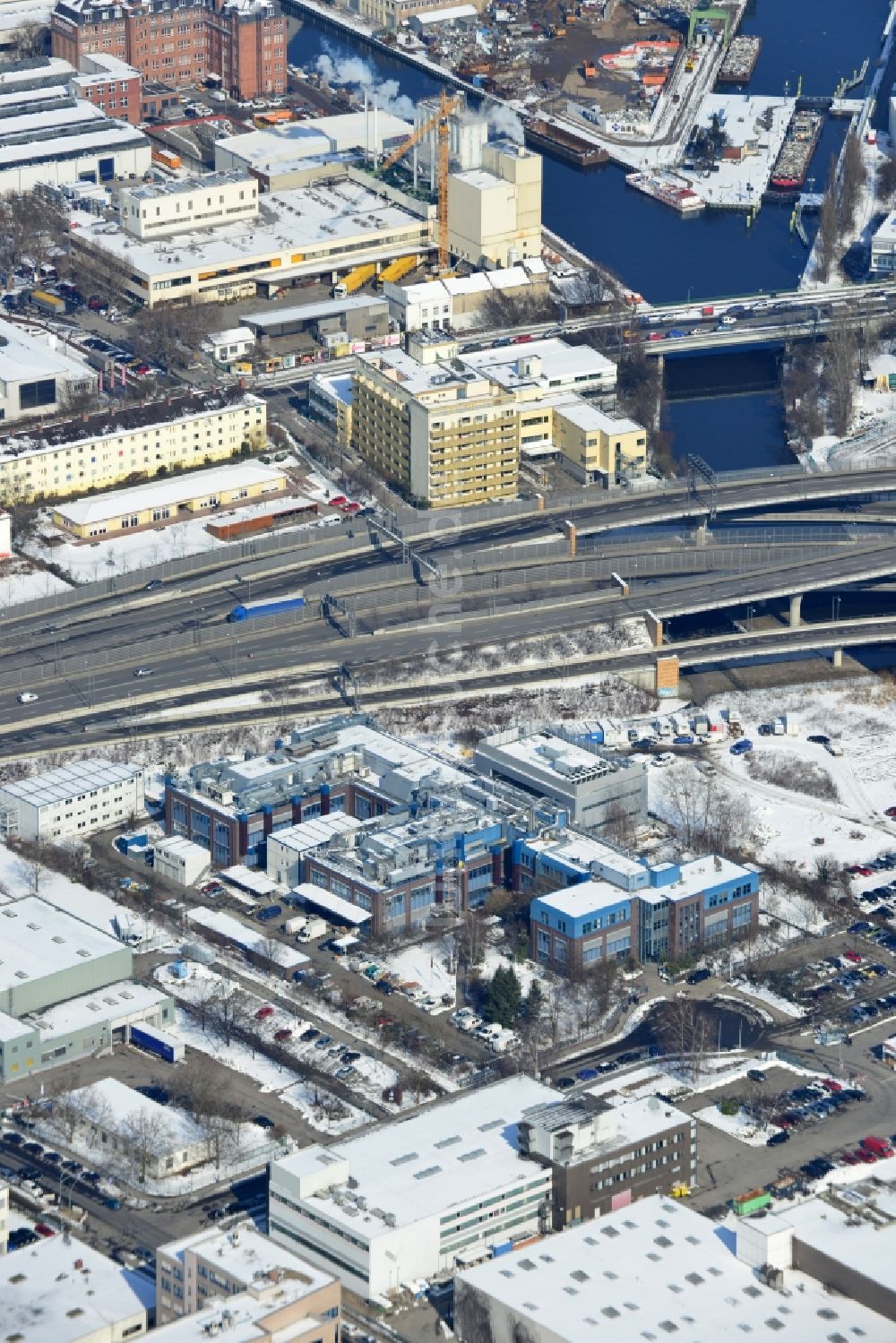 Berlin Neukölln aus der Vogelperspektive: Winterlich mit Schnee bedecktes Werksgelände der BIOTRONIK SE & Co. KG an der Woermannkehre in Berlin Neukölln