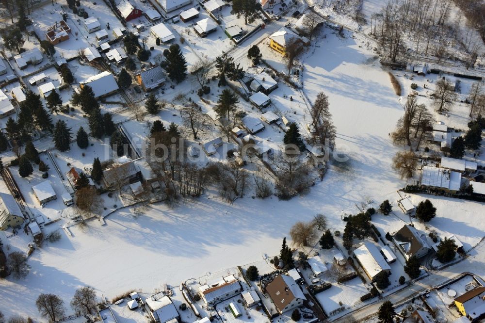 Luftbild Fredersdorf OT Vogelsdorf - Winterlich mit Schnee bedecktes Wohngebiet mit Einfamilienhaus - und Kleingarten- Gebäuden am gefrorenen Krummen See in Fredersdorf-Vogelsdorf im Bundesland Brandenburg