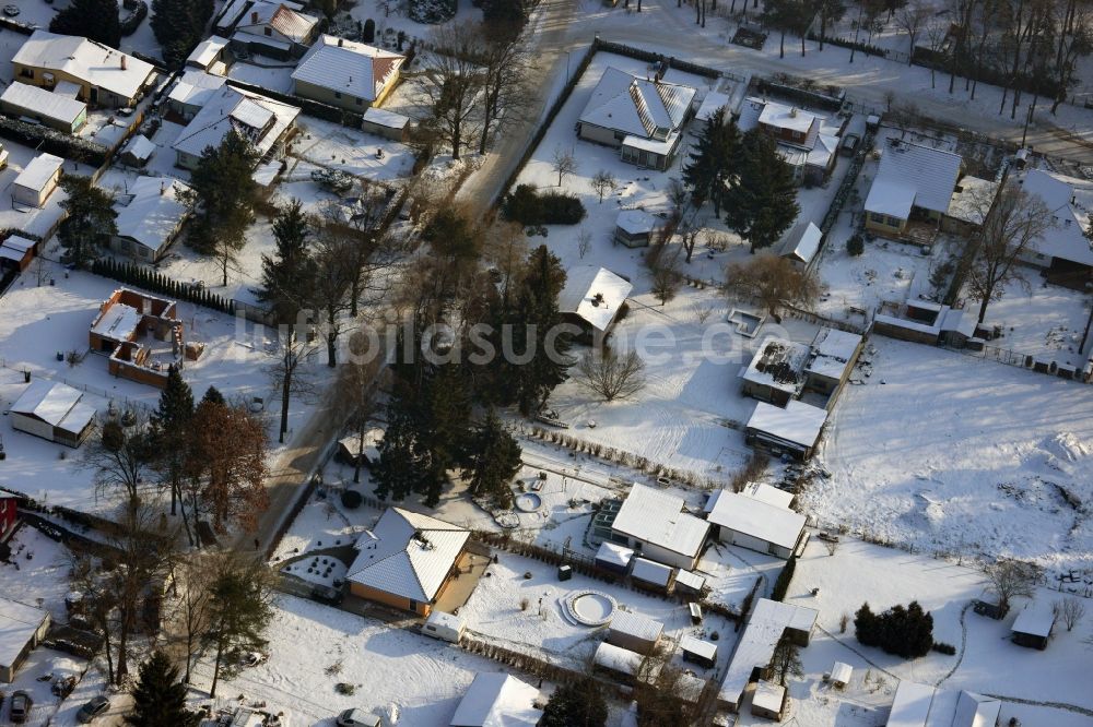 Luftaufnahme Fredersdorf OT Vogelsdorf - Winterlich mit Schnee bedecktes Wohngebiet mit Einfamilienhaus - und Kleingarten- Gebäuden an der Richard-Wagner-Straße / Heideweg in Fredersdorf-Vogelsdorf im Bundesland Brandenburg