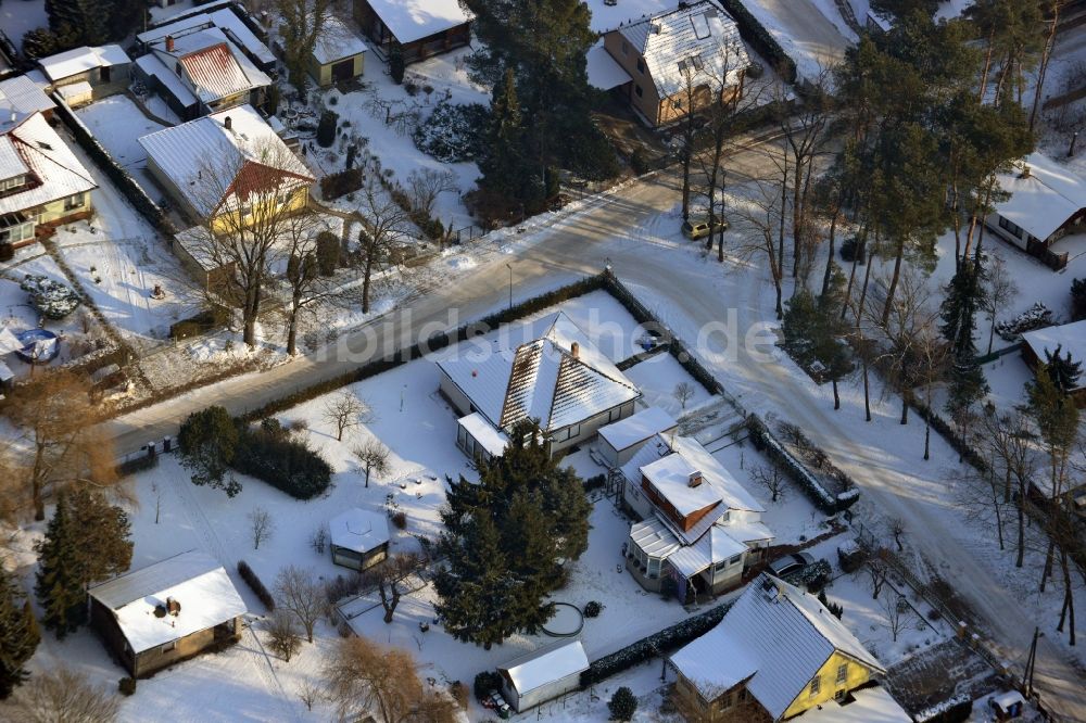 Fredersdorf OT Vogelsdorf von oben - Winterlich mit Schnee bedecktes Wohngebiet mit Einfamilienhaus - und Kleingarten- Gebäuden an der Richard-Wagner-Straße / Heideweg in Fredersdorf-Vogelsdorf im Bundesland Brandenburg