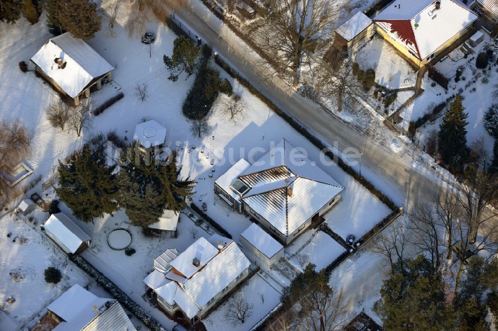 Fredersdorf OT Vogelsdorf aus der Vogelperspektive: Winterlich mit Schnee bedecktes Wohngebiet mit Einfamilienhaus - und Kleingarten- Gebäuden an der Richard-Wagner-Straße / Heideweg in Fredersdorf-Vogelsdorf im Bundesland Brandenburg