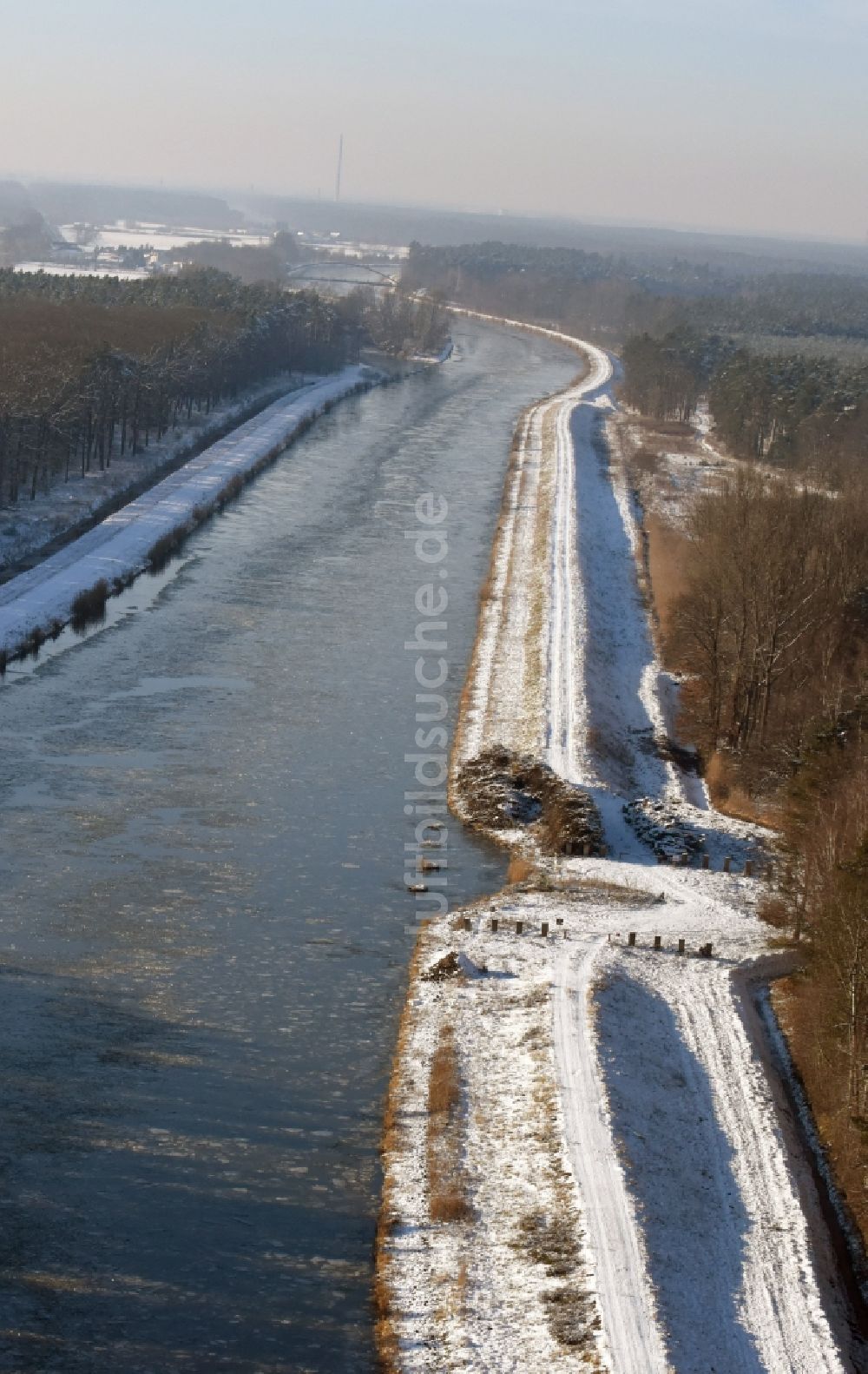 Luftaufnahme Wusterwitz - Winterlich mit Schnee und Eis bedeckten Flußverlauf des Elbe-Havel-Kanal bei Wusterwitz im Bundesland Sachsen-Anhalt