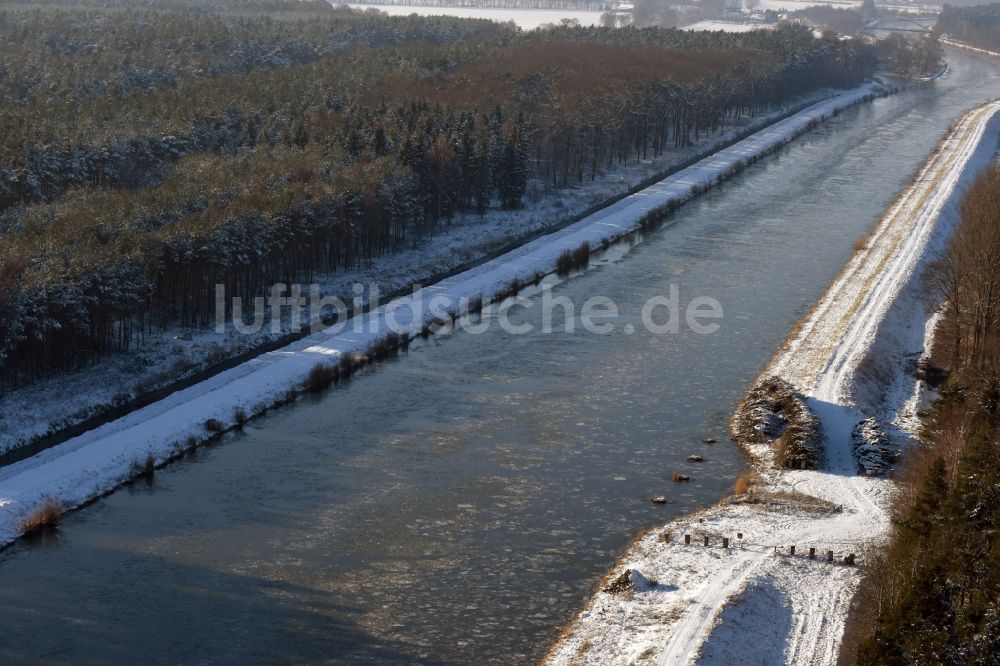 Wusterwitz von oben - Winterlich mit Schnee und Eis bedeckten Flußverlauf des Elbe-Havel-Kanal bei Wusterwitz im Bundesland Sachsen-Anhalt