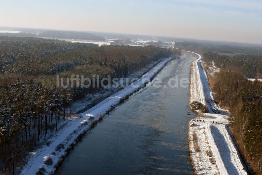 Wusterwitz aus der Vogelperspektive: Winterlich mit Schnee und Eis bedeckten Flußverlauf des Elbe-Havel-Kanal bei Wusterwitz im Bundesland Sachsen-Anhalt