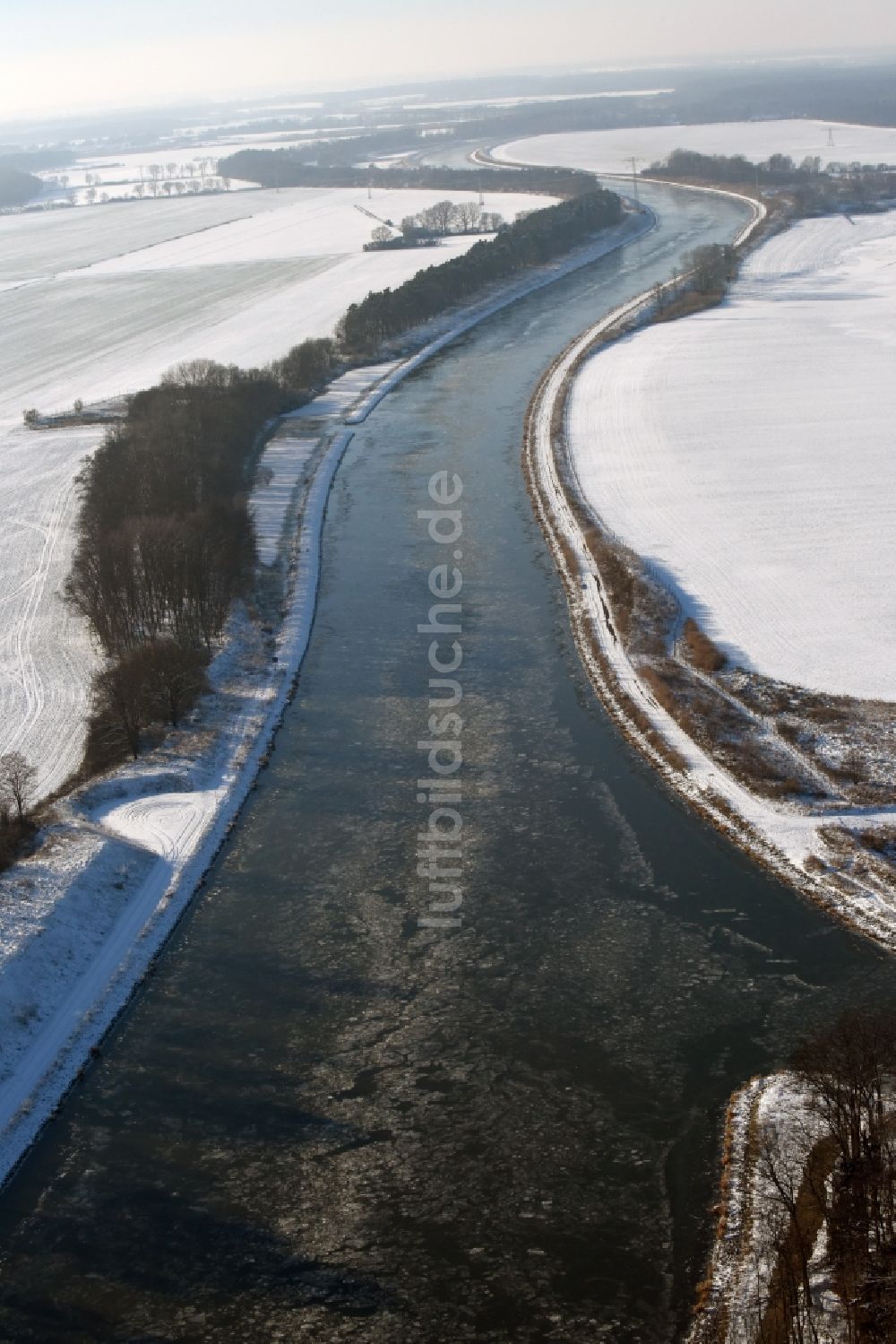 Genthin von oben - Winterlich mit Schnee und Eis bedeckten Flußverlauf des Elbe-Havel-Kanal in Genthin im Bundesland Sachsen-Anhalt