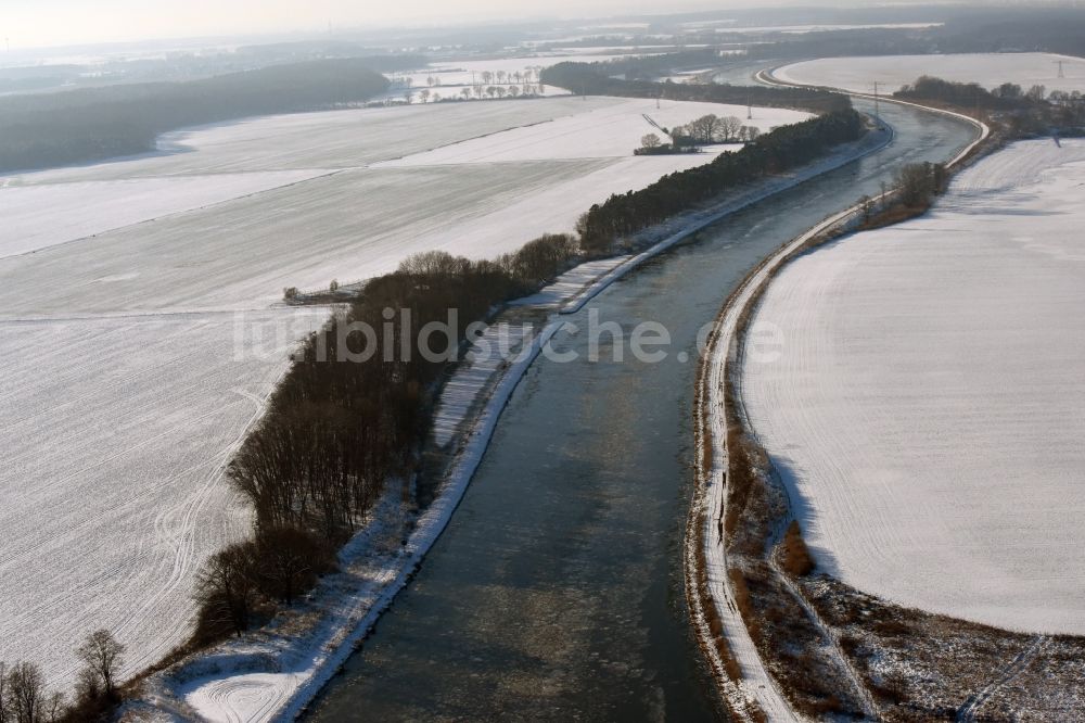 Luftbild Genthin - Winterlich mit Schnee und Eis bedeckten Flußverlauf des Elbe-Havel-Kanal in Genthin im Bundesland Sachsen-Anhalt