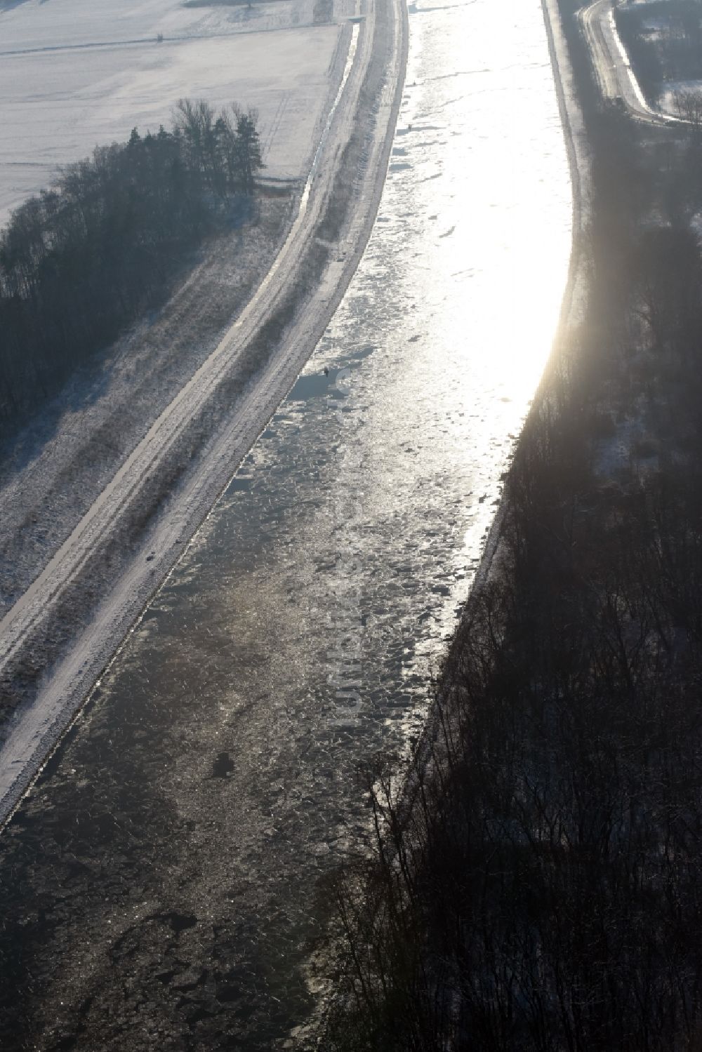 Parey aus der Vogelperspektive: Winterlich mit Schnee und Eis bedeckten Flußverlauf des Elbe-Havel-Kanal in Parey im Bundesland Sachsen-Anhalt