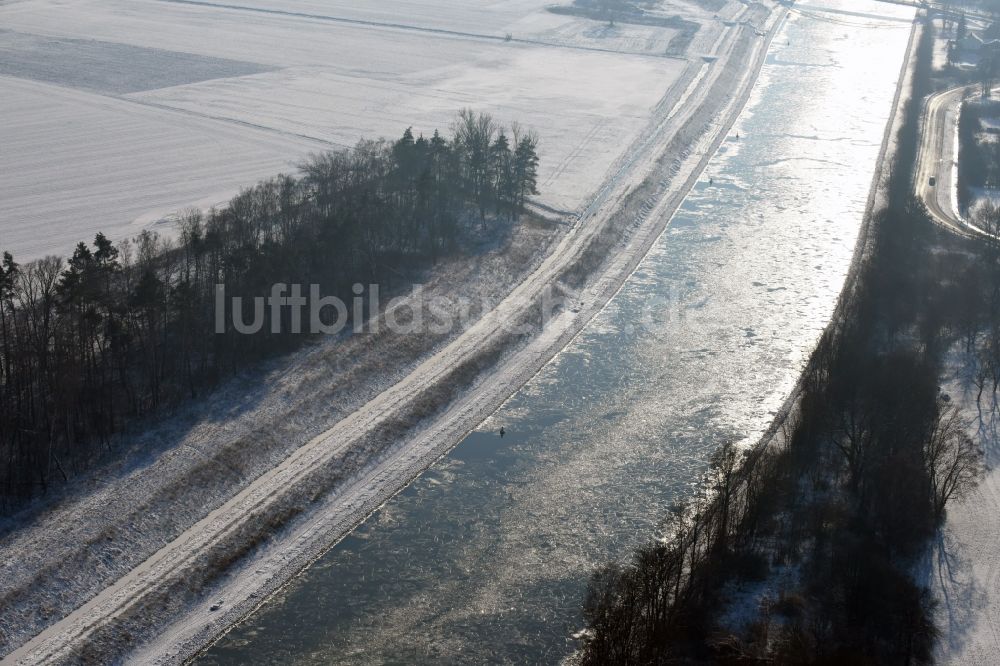 Luftbild Parey - Winterlich mit Schnee und Eis bedeckten Flußverlauf des Elbe-Havel-Kanal in Parey im Bundesland Sachsen-Anhalt