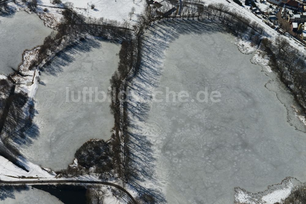 Ilmenau aus der Vogelperspektive: Winterlich mit Schnee und Eis versehene Oberfläche des Sees Großer Teich in Ilmenau im Bundesland Thüringen