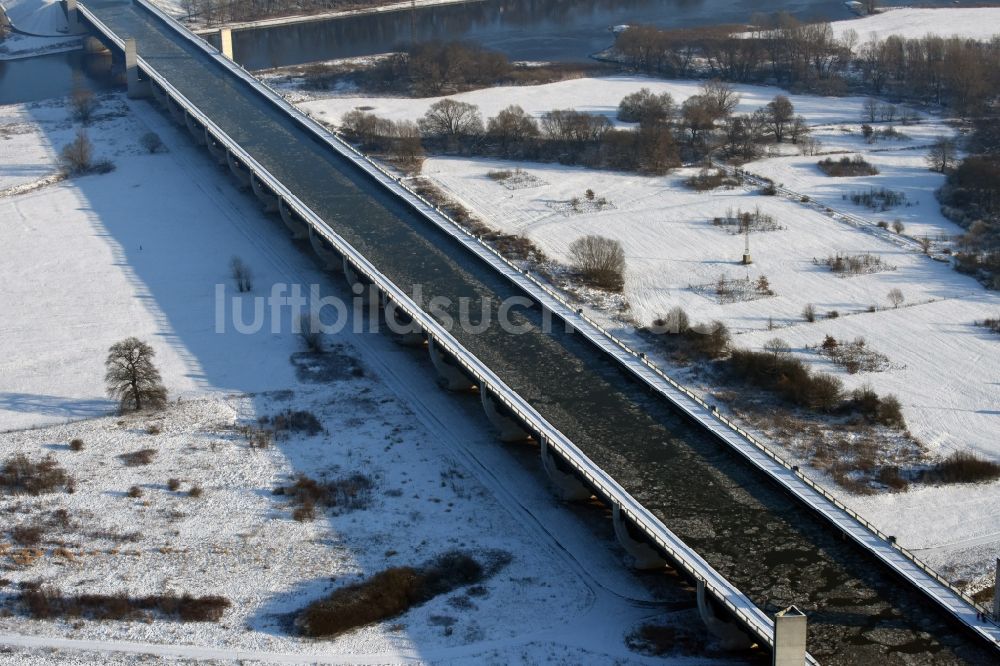 Luftbild Hohenwarthe - Winterlich Schnee- und Treibeis bedeckte Trogbrücke vom Mittellandkanal über die Elbe zum Elbe-Havel-Kanal am Wasserstraßenkreuz MD bei Hohenwarthe in Sachsen-Anhalt