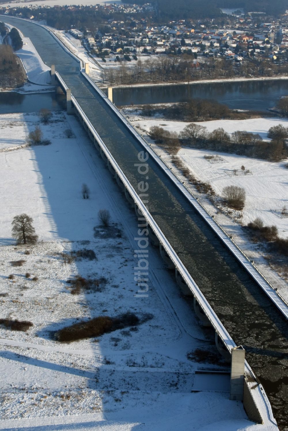 Luftaufnahme Hohenwarthe - Winterlich Schnee- und Treibeis bedeckte Trogbrücke vom Mittellandkanal über die Elbe zum Elbe-Havel-Kanal am Wasserstraßenkreuz MD bei Hohenwarthe in Sachsen-Anhalt