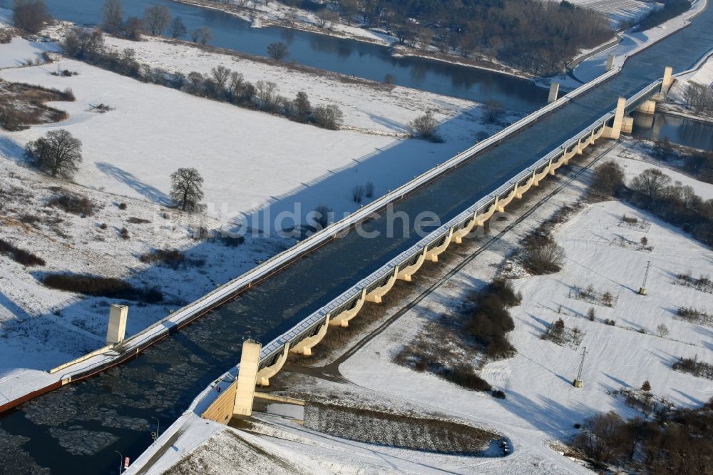 Luftbild Hohenwarthe - Winterlich Schnee- und Treibeis bedeckte Trogbrücke vom Mittellandkanal über die Elbe zum Elbe-Havel-Kanal am Wasserstraßenkreuz MD bei Hohenwarthe in Sachsen-Anhalt