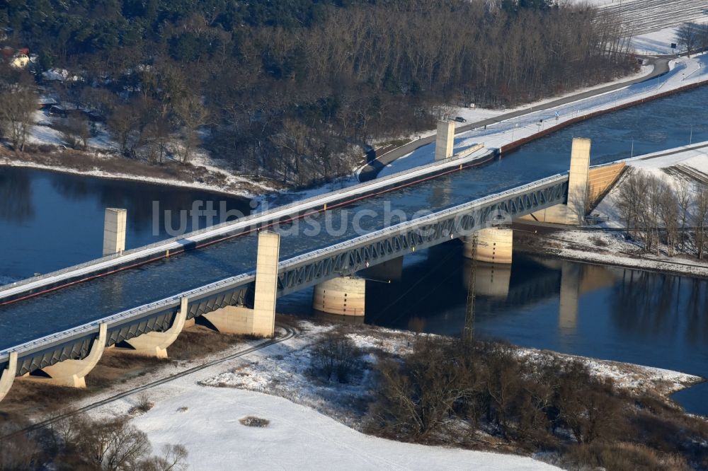 Luftaufnahme Hohenwarthe - Winterlich Schnee- und Treibeis bedeckte Trogbrücke vom Mittellandkanal über die Elbe zum Elbe-Havel-Kanal am Wasserstraßenkreuz MD bei Hohenwarthe in Sachsen-Anhalt