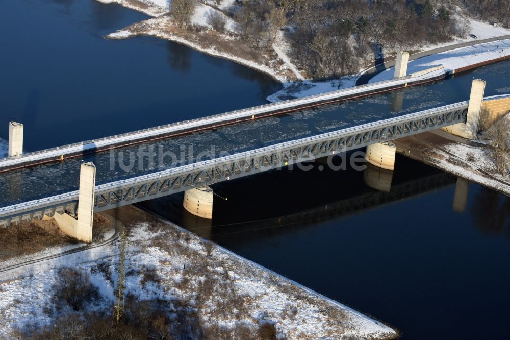 Luftaufnahme Hohenwarthe - Winterlich Schnee- und Treibeis bedeckte Trogbrücke vom Mittellandkanal über die Elbe zum Elbe-Havel-Kanal am Wasserstraßenkreuz MD bei Hohenwarthe in Sachsen-Anhalt