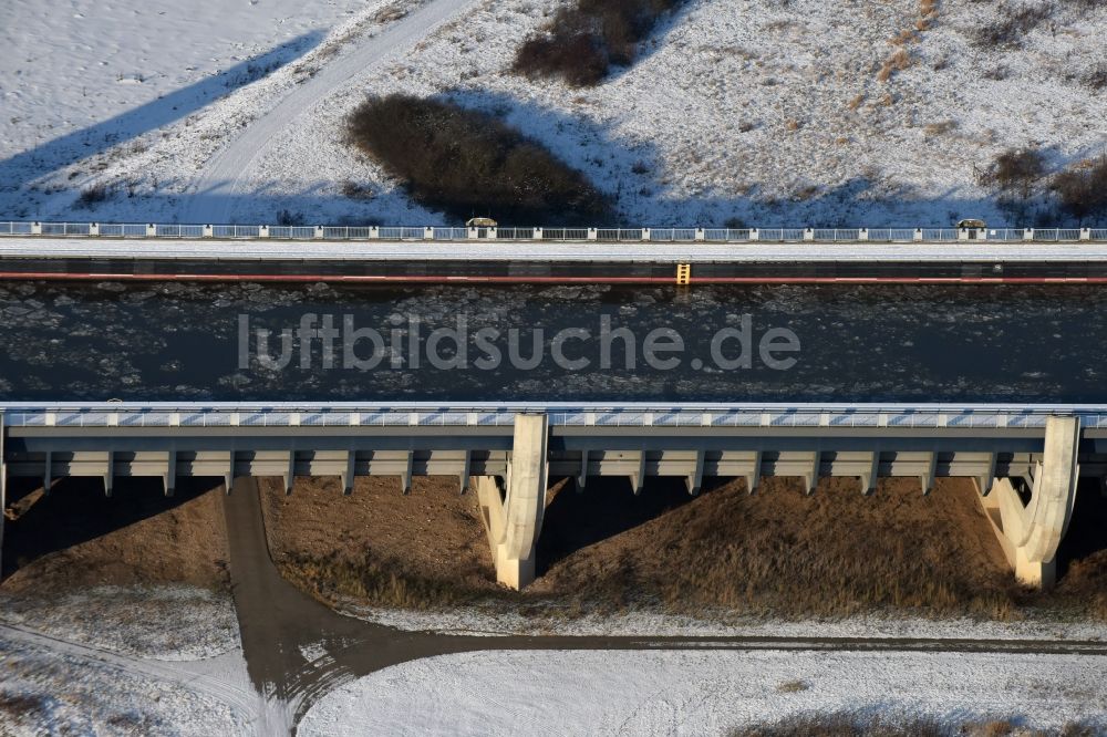 Luftbild Hohenwarthe - Winterlich Schnee- und Treibeis bedeckte Trogbrücke vom Mittellandkanal über die Elbe zum Elbe-Havel-Kanal am Wasserstraßenkreuz MD bei Hohenwarthe in Sachsen-Anhalt