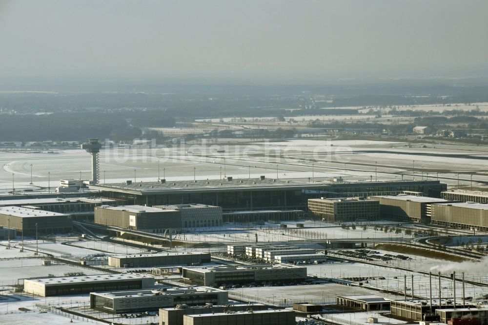 Luftbild Schönefeld - Winterlich schneebedeckte Abfertigungs- Gebäude und Terminals auf dem Gelände des Flughafen in Schönefeld im Bundesland Brandenburg