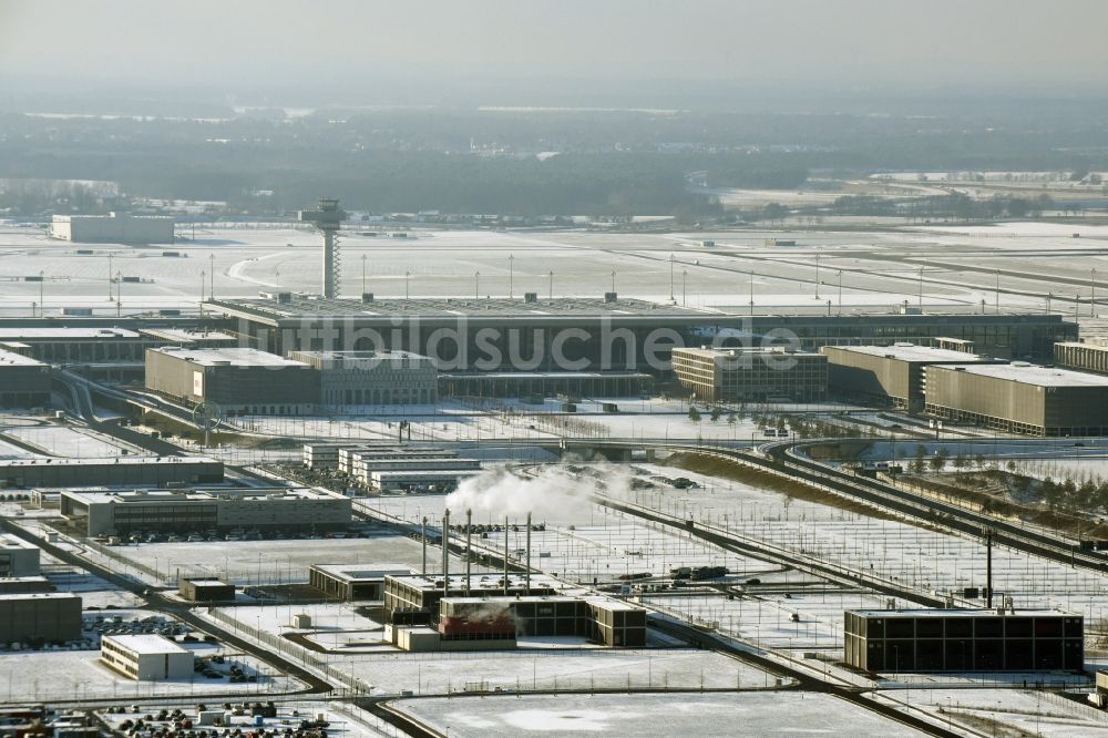 Schönefeld von oben - Winterlich schneebedeckte Abfertigungs- Gebäude und Terminals auf dem Gelände des Flughafen in Schönefeld im Bundesland Brandenburg