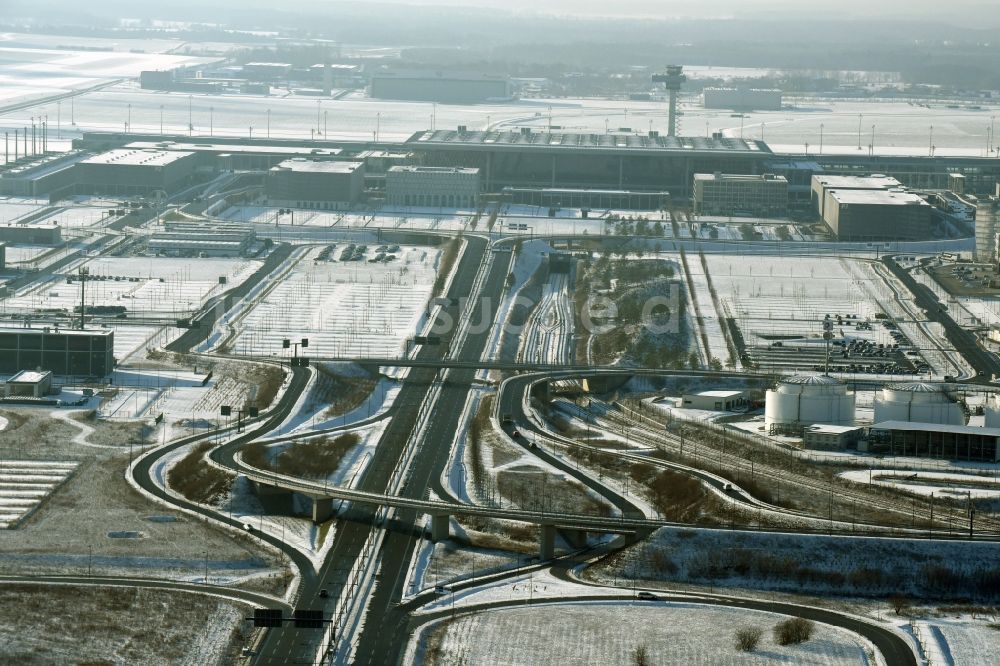 Luftbild Schönefeld - Winterlich schneebedeckte Abfertigungs- Gebäude und Terminals auf dem Gelände des Flughafen in Schönefeld im Bundesland Brandenburg