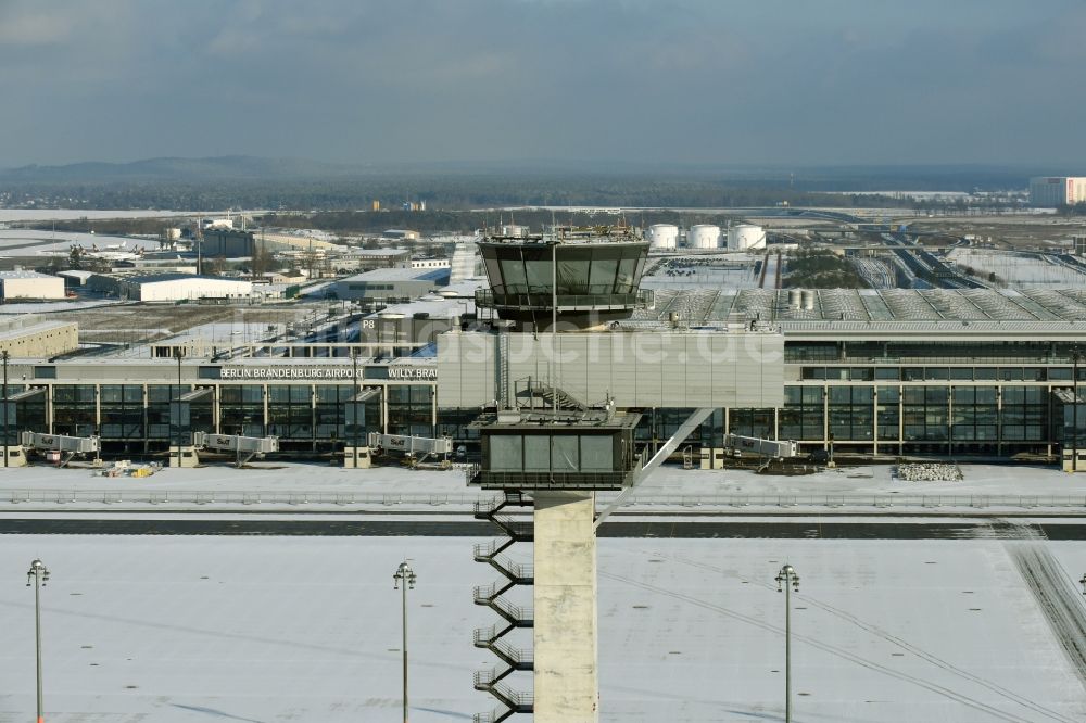 Schönefeld von oben - Winterlich schneebedeckte Abfertigungs- Gebäude und Terminals auf dem Gelände des Flughafen in Schönefeld im Bundesland Brandenburg