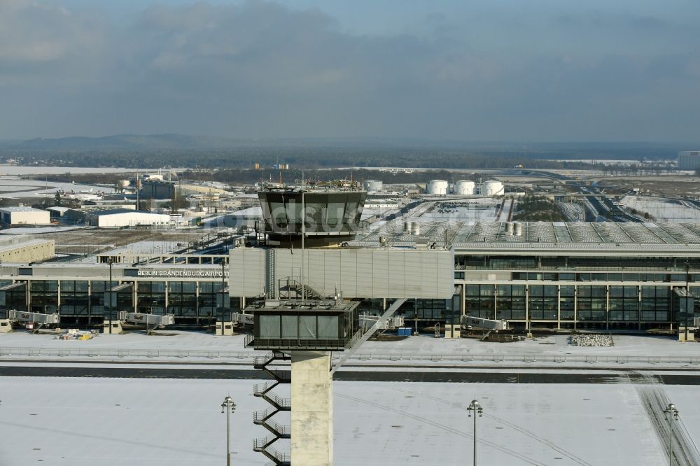 Schönefeld aus der Vogelperspektive: Winterlich schneebedeckte Abfertigungs- Gebäude und Terminals auf dem Gelände des Flughafen in Schönefeld im Bundesland Brandenburg