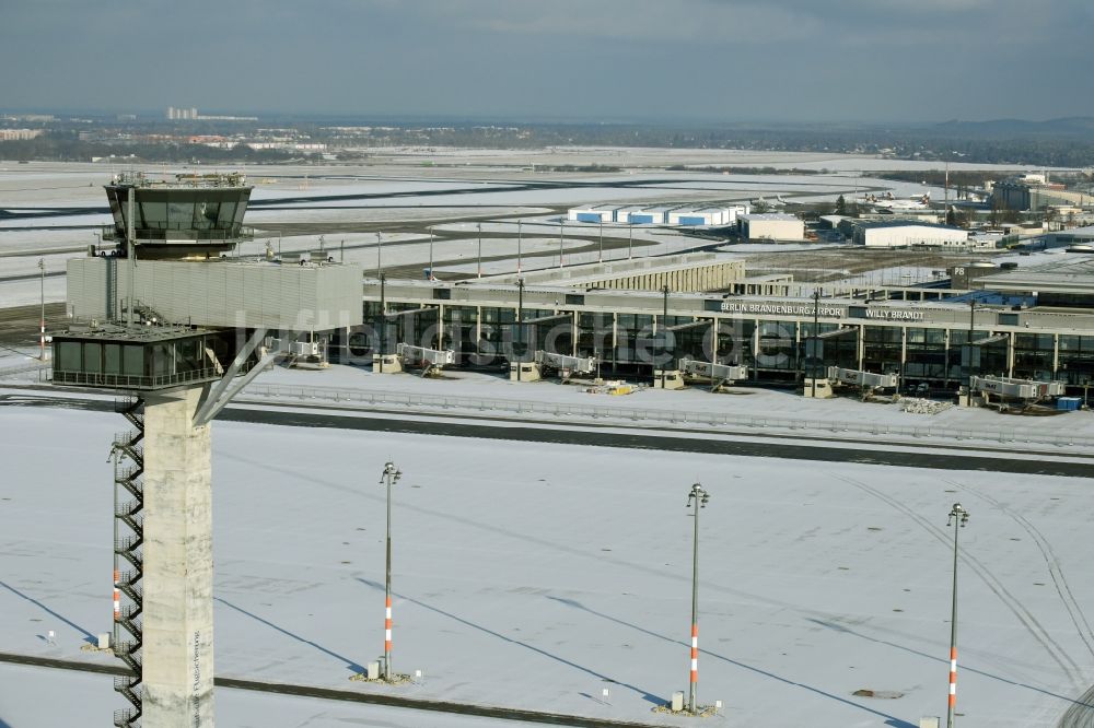 Luftbild Schönefeld - Winterlich schneebedeckte Abfertigungs- Gebäude und Terminals auf dem Gelände des Flughafen in Schönefeld im Bundesland Brandenburg