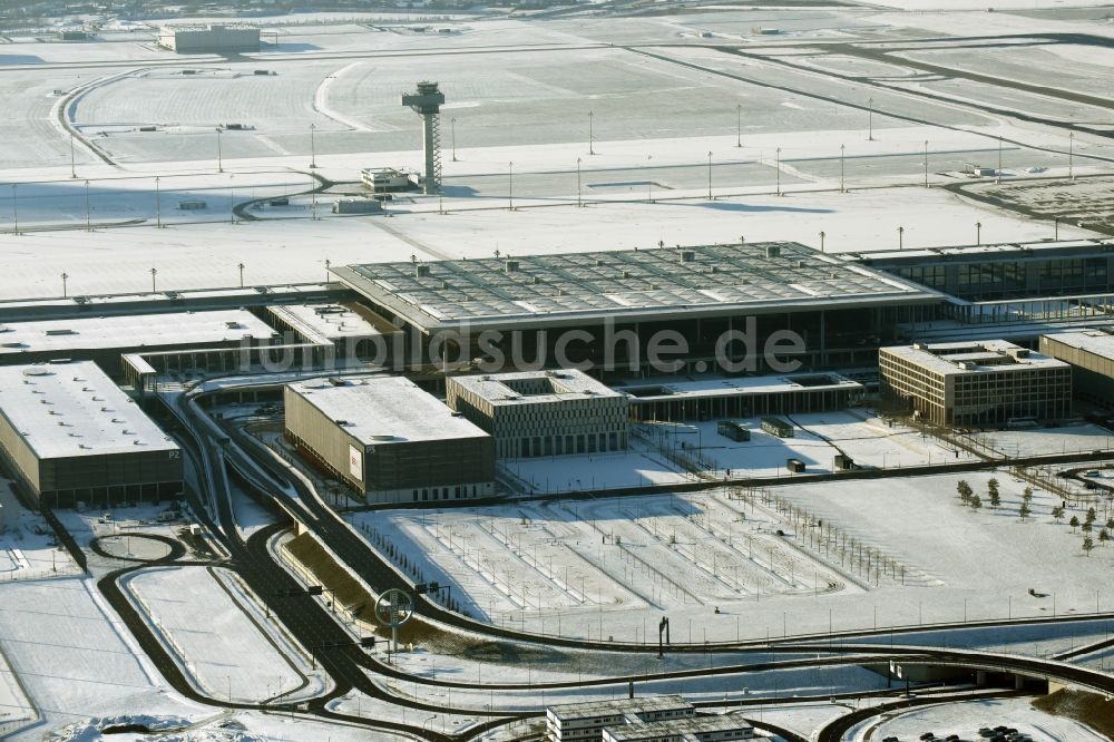 Schönefeld von oben - Winterlich schneebedeckte Abfertigungs- Gebäude und Terminals auf dem Gelände des Flughafen in Schönefeld im Bundesland Brandenburg