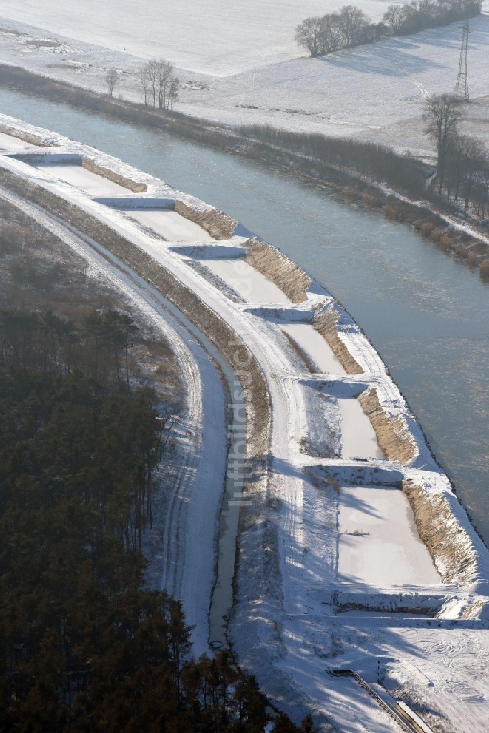 Luftbild Ihleburg - Winterlich schneebedeckte Ablagerungsflächen am Ufer des Elbe-Havel-Kanals bei Ihleburg im Bundesland Sachsen-Anhalt