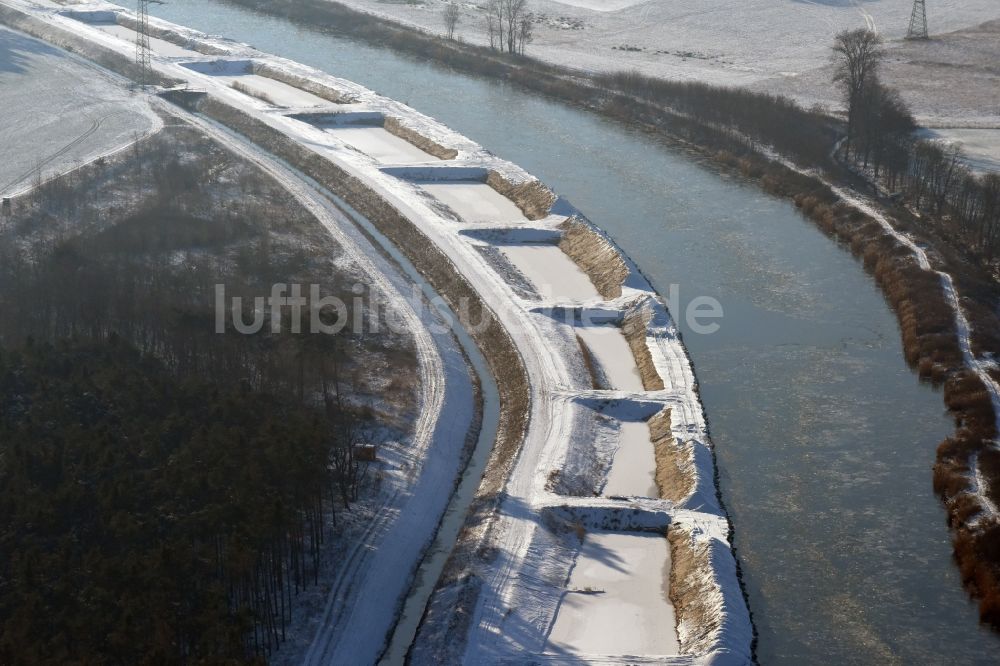 Luftaufnahme Ihleburg - Winterlich schneebedeckte Ablagerungsflächen am Ufer des Elbe-Havel-Kanals bei Ihleburg im Bundesland Sachsen-Anhalt