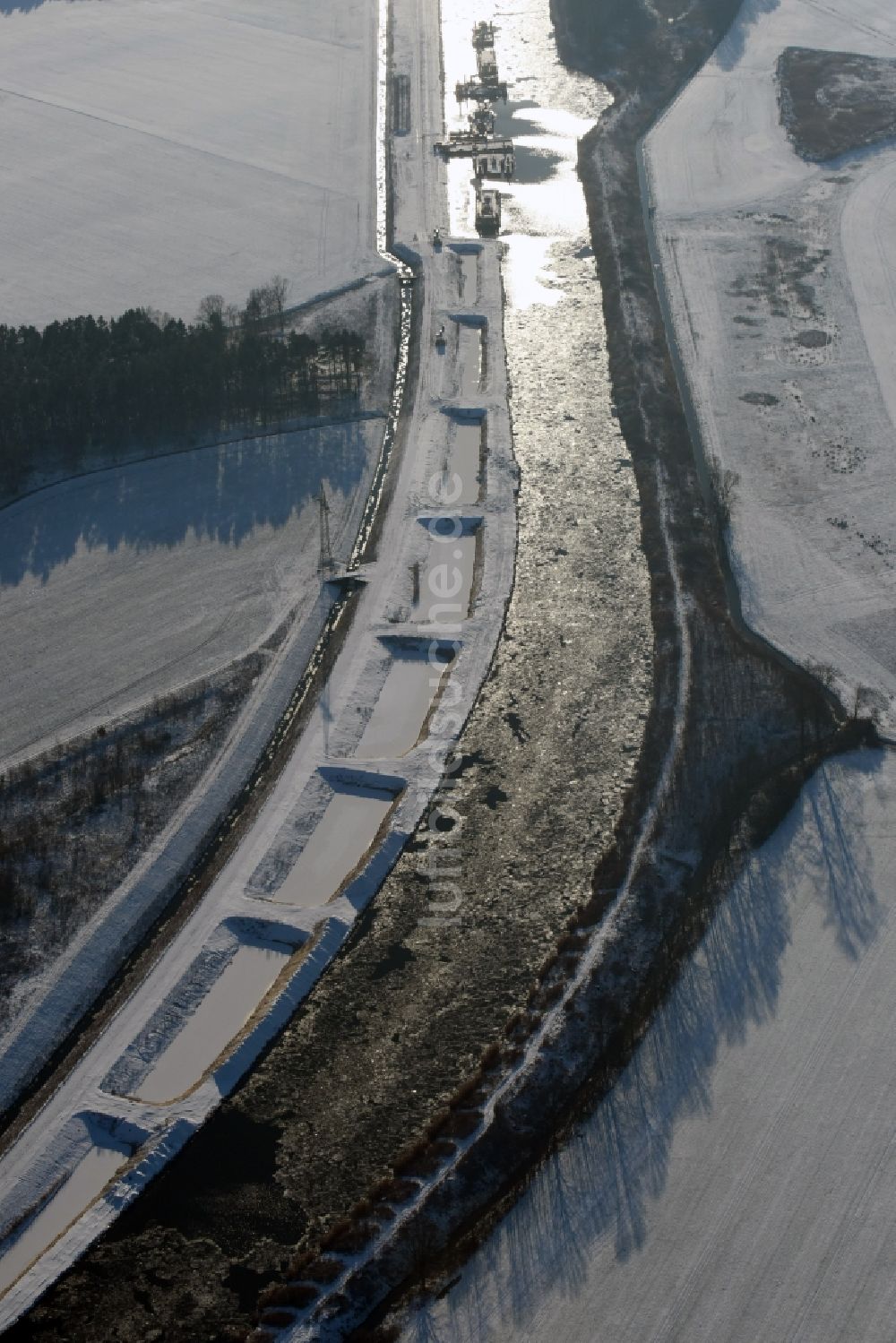 Ihleburg aus der Vogelperspektive: Winterlich schneebedeckte Ablagerungsflächen am Ufer des Elbe-Havel-Kanals bei Ihleburg im Bundesland Sachsen-Anhalt