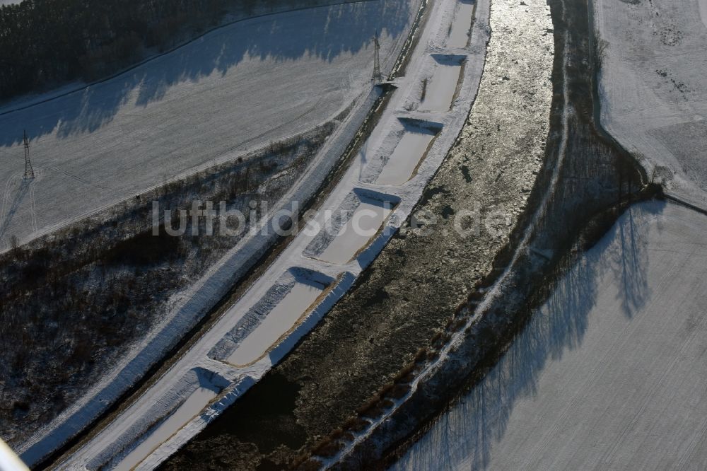 Luftbild Ihleburg - Winterlich schneebedeckte Ablagerungsflächen am Ufer des Elbe-Havel-Kanals bei Ihleburg im Bundesland Sachsen-Anhalt