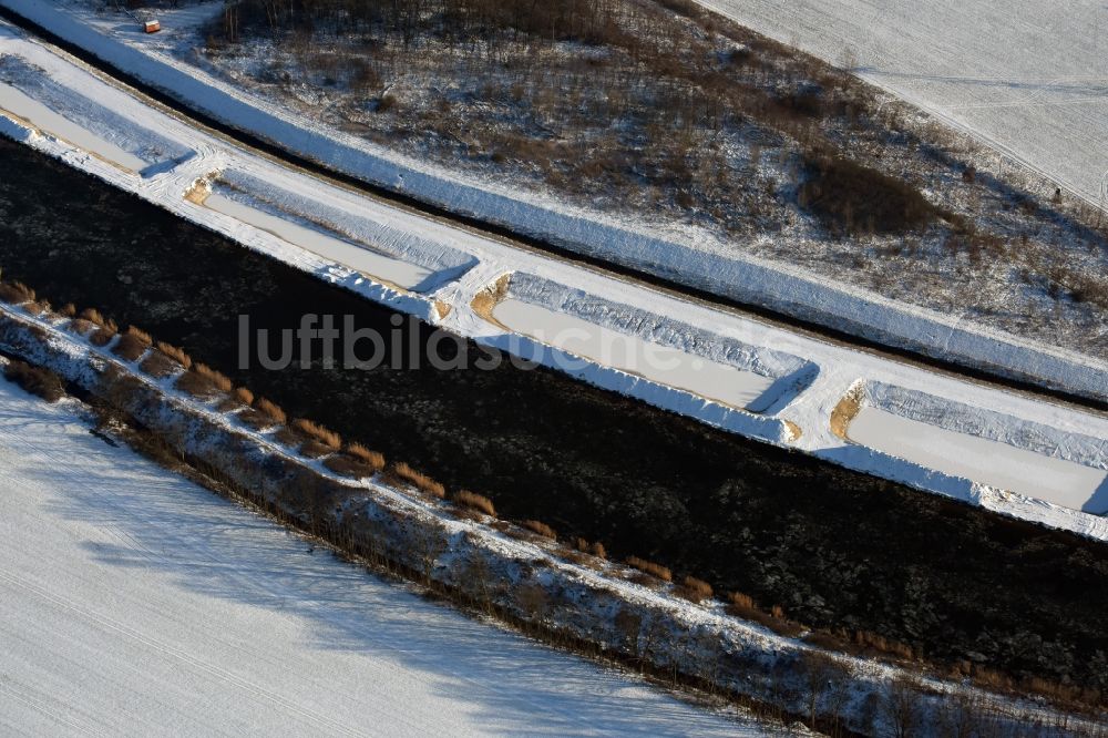 Luftaufnahme Ihleburg - Winterlich schneebedeckte Ablagerungsflächen am Ufer des Elbe-Havel-Kanals bei Ihleburg im Bundesland Sachsen-Anhalt