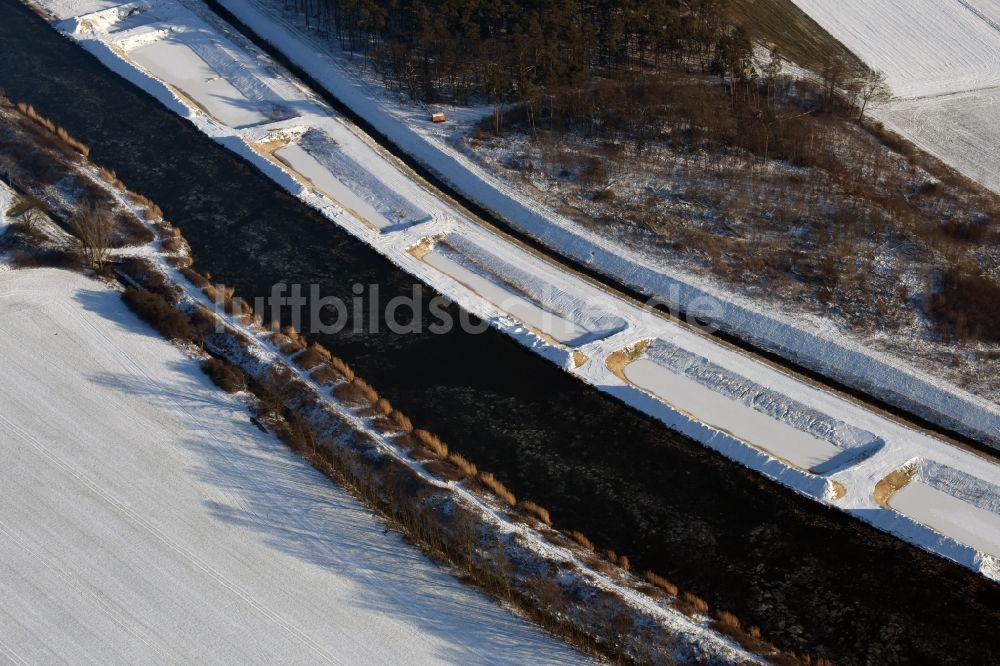 Ihleburg von oben - Winterlich schneebedeckte Ablagerungsflächen am Ufer des Elbe-Havel-Kanals bei Ihleburg im Bundesland Sachsen-Anhalt