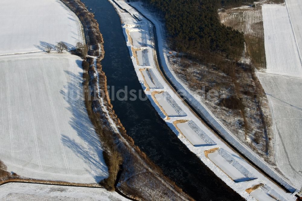 Ihleburg aus der Vogelperspektive: Winterlich schneebedeckte Ablagerungsflächen am Ufer des Elbe-Havel-Kanals bei Ihleburg im Bundesland Sachsen-Anhalt