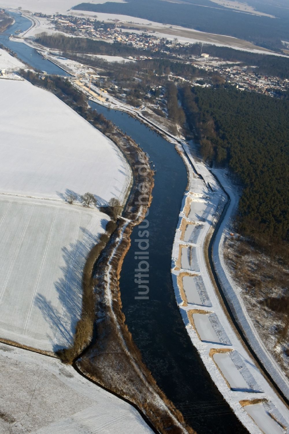 Luftbild Ihleburg - Winterlich schneebedeckte Ablagerungsflächen am Ufer des Elbe-Havel-Kanals bei Ihleburg im Bundesland Sachsen-Anhalt