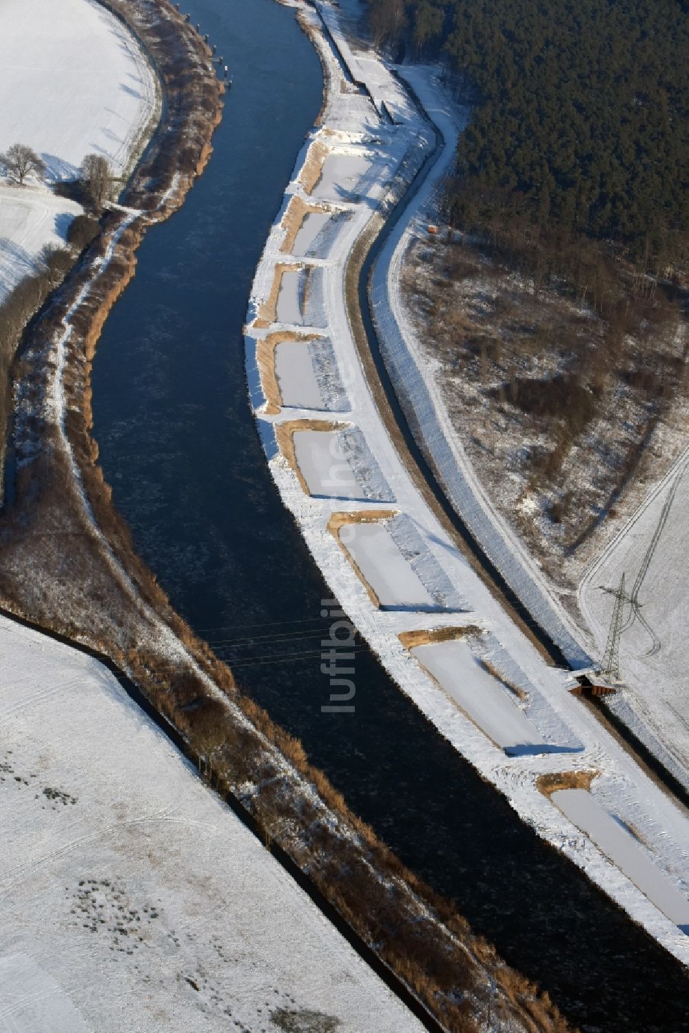 Luftaufnahme Ihleburg - Winterlich schneebedeckte Ablagerungsflächen am Ufer des Elbe-Havel-Kanals bei Ihleburg im Bundesland Sachsen-Anhalt