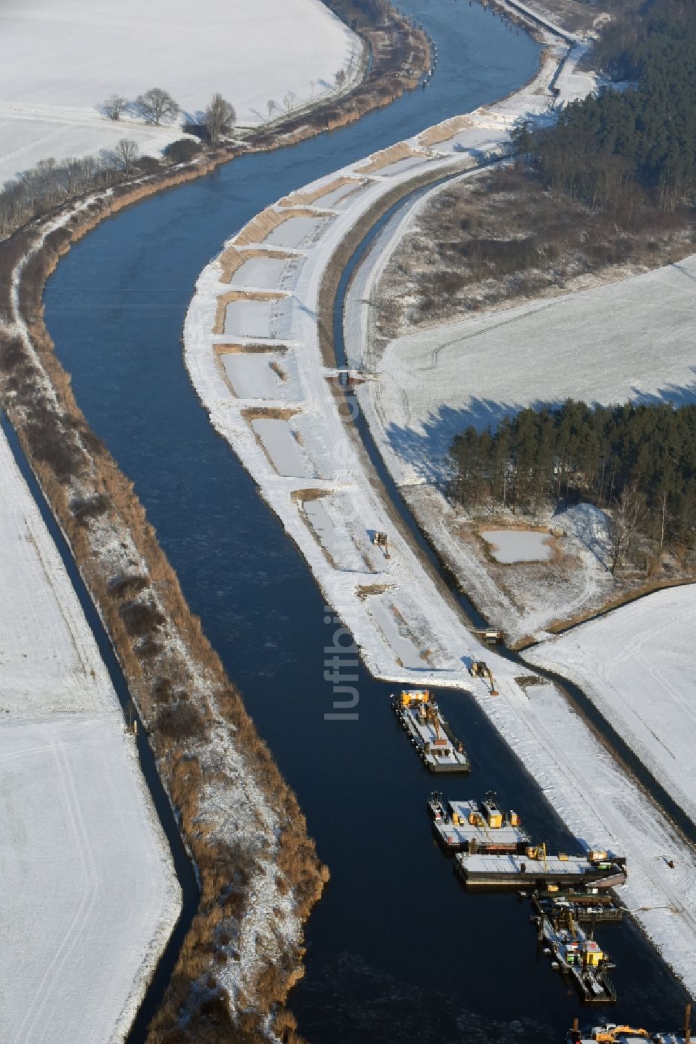 Ihleburg von oben - Winterlich schneebedeckte Ablagerungsflächen am Ufer des Elbe-Havel-Kanals bei Ihleburg im Bundesland Sachsen-Anhalt