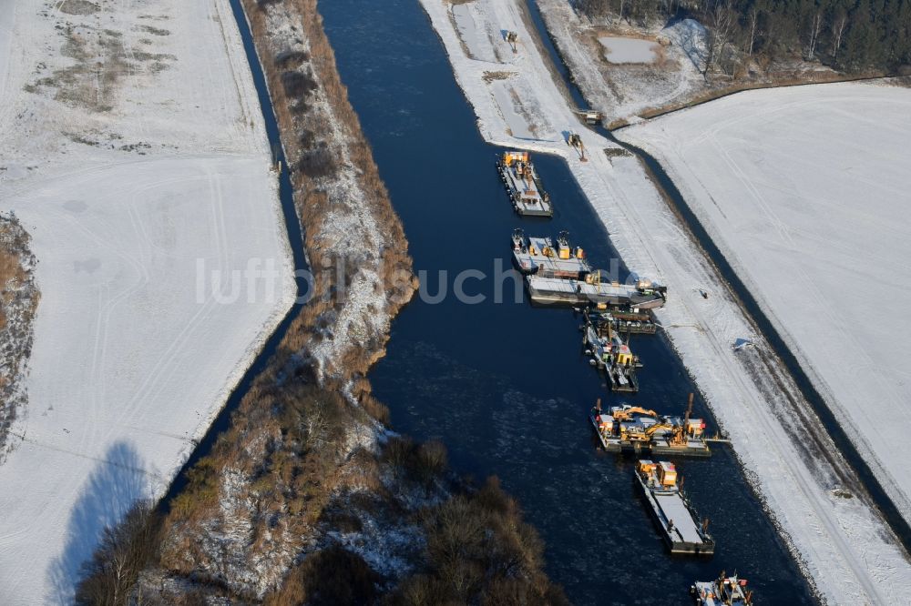 Ihleburg aus der Vogelperspektive: Winterlich schneebedeckte Ablagerungsflächen am Ufer des Elbe-Havel-Kanals bei Ihleburg im Bundesland Sachsen-Anhalt